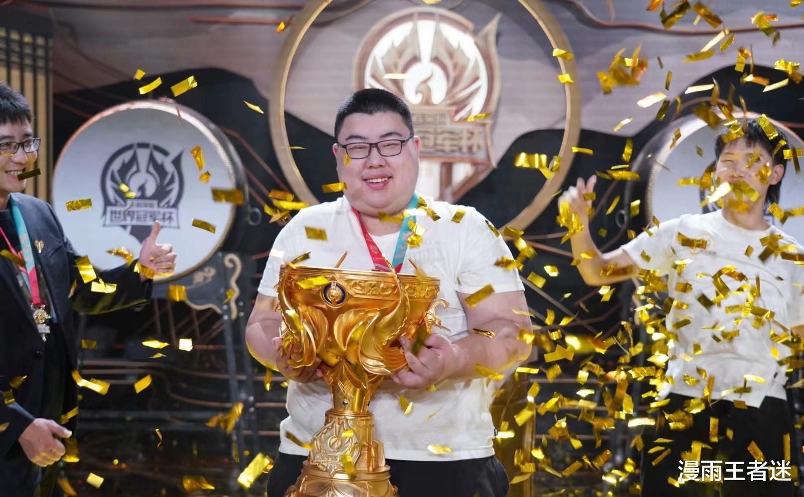 狼队|狼队小胖五排故意输,只为掉分刷国服,职业选手这么做属实不该!