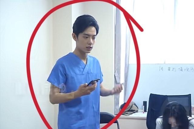 肖战|肖战太拼了！片场不休息狂背台词，累得直接蹲在地上