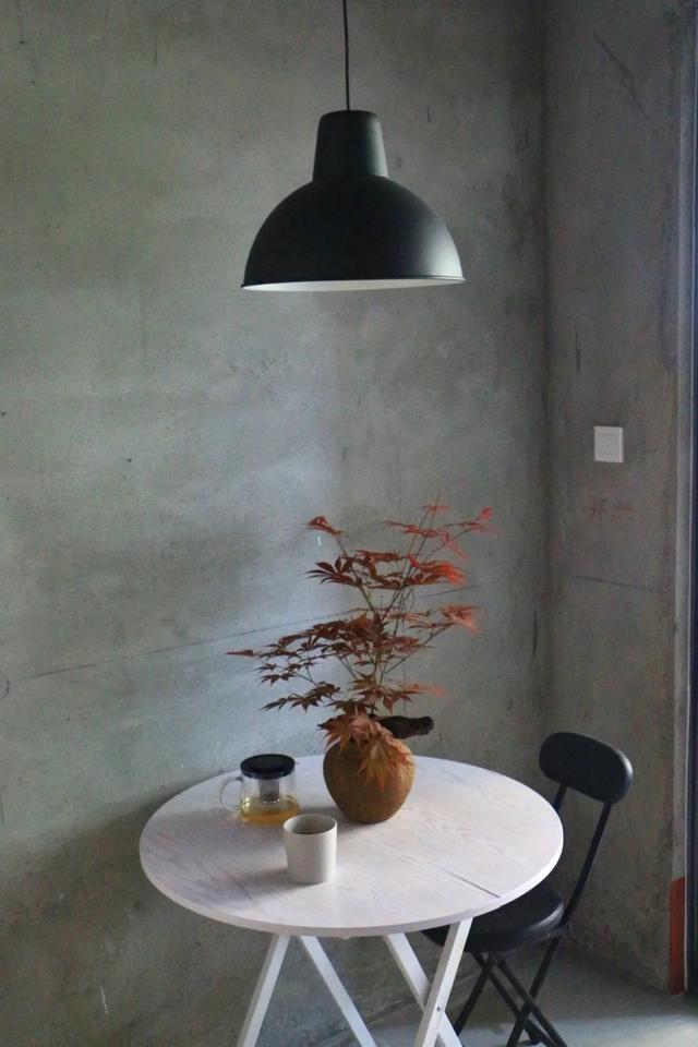 没钱装修,90后郑州女生入住毛坯房,网友:太会生活了