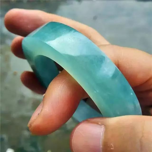 翡翠|叫价20万的石头被中年大叔砍价到15万拿下,擦洗干净后裂痕无数,亏了吗?