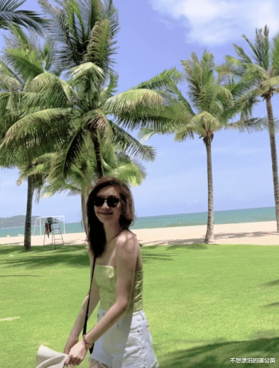 江疏影|35岁江疏影出镜跳舞俏皮又甜美，手臂却有明显肥肉，放假长胖不少