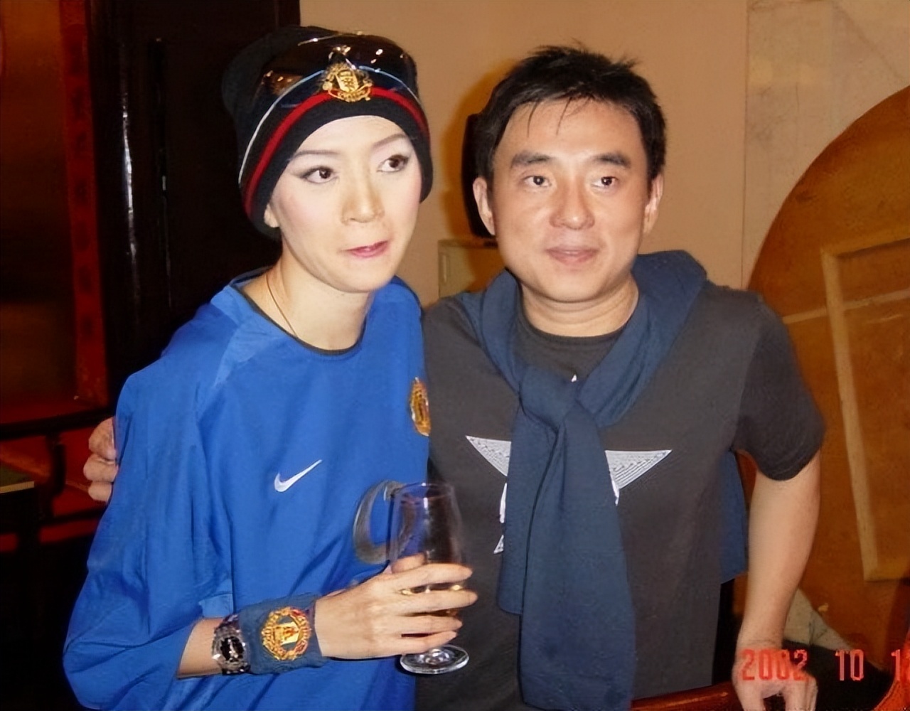 吕方|58岁吕方陪女儿坐楼梯玩耍,2岁囡囡精灵可爱,单眼皮神似爸爸