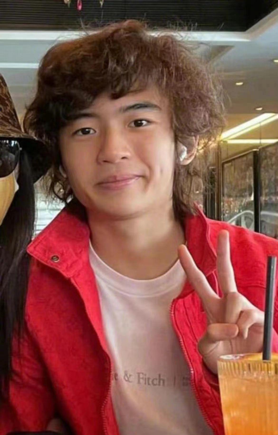 张柏芝|张柏芝长子怎么长成这样了！不像谢霆锋却像舅，非主流打扮拖后腿