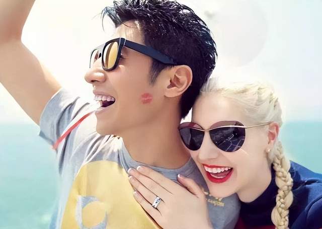 撒贝宁|撒贝宁陪家人出游，太太及龙凤胎颜值高引关注，小撒低调保持距离