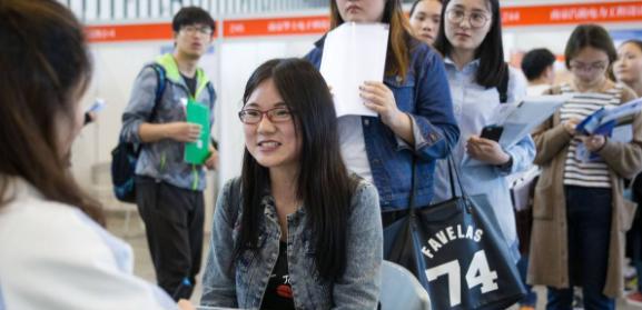 大学生|保安工作月薪11000起,大学毕业生羡慕不已,得知工作内容退缩了