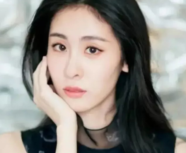 李宇春|李宇春张靓颖已是过去式？内地歌坛女歌手中，她们俩风头渐盛