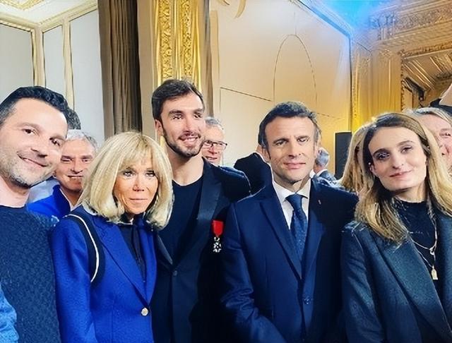 埃马纽埃尔·马克龙|68岁布丽吉特笑容满面，小动作示爱44岁丈夫马克龙，见面忘情拥吻