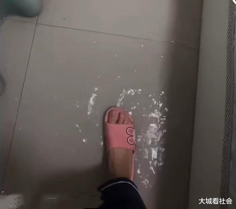 福建:洗衣机排水管在路边,被人对折弄回屋内,女子睡醒后满地水