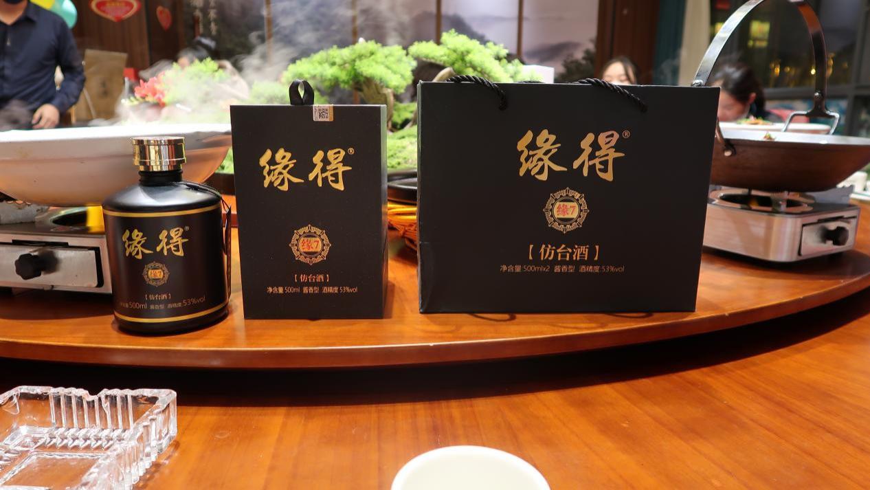 上海一男子为父亲办寿宴，陌生人随礼5万就走，被拦下后泪流不止