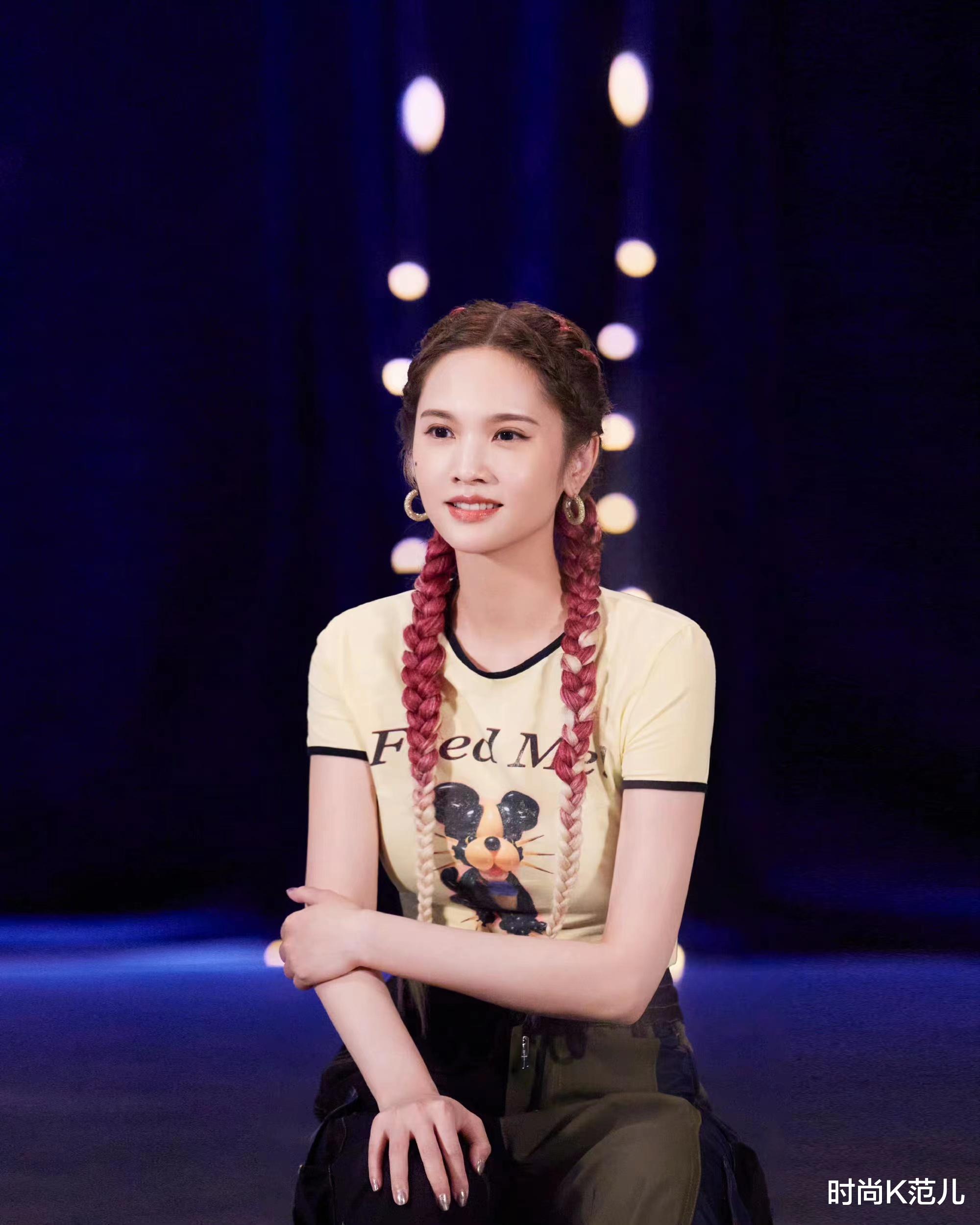 杨丞琳|杨丞琳38岁了？扎双麻花辫甜美减龄，穿拼色工装裤好时髦