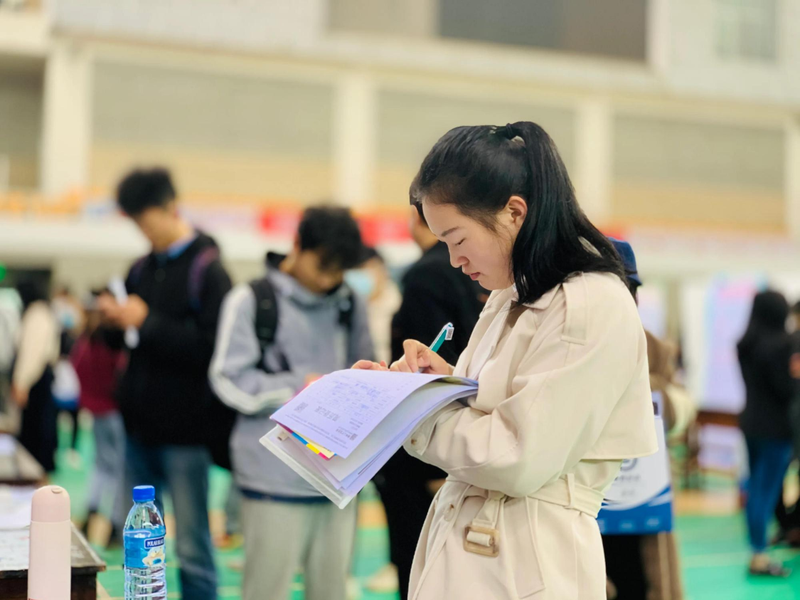 00后|别给00后乱贴标签！接不接受加班？超半数应届生接受加班的原因