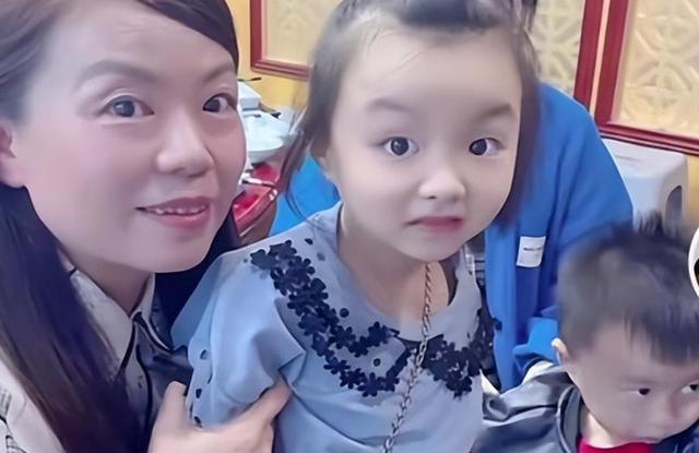 许敏|奇奇悦悦亮相直播间，遭眼红这是出来挣钱了，悦悦的神态酷似许敏