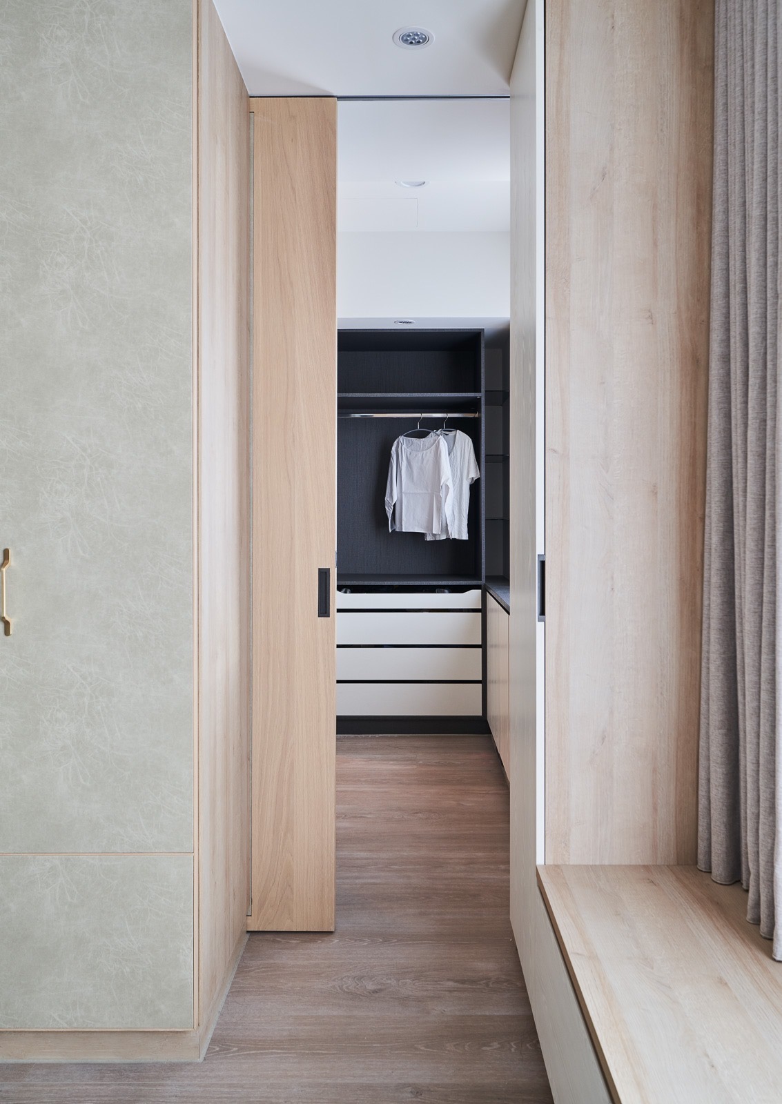 北欧混搭工业风，客厅光线明亮通透，高颜值的柜子设计！！！