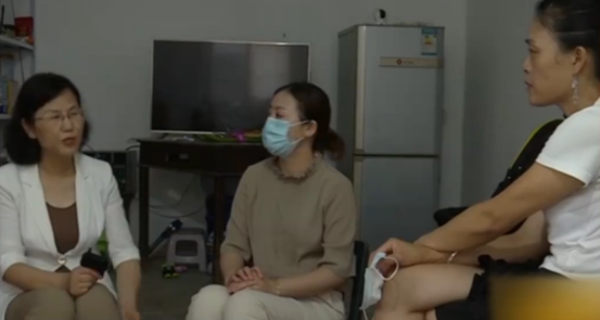 丈夫不给生活费,妻子无奈撇下孩子去上班,婆婆却大骂:没良心