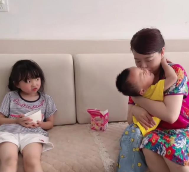 许敏|姚威没回九江祭祖，许敏用手机拍风景给孙子看，通过视频聊以慰藉