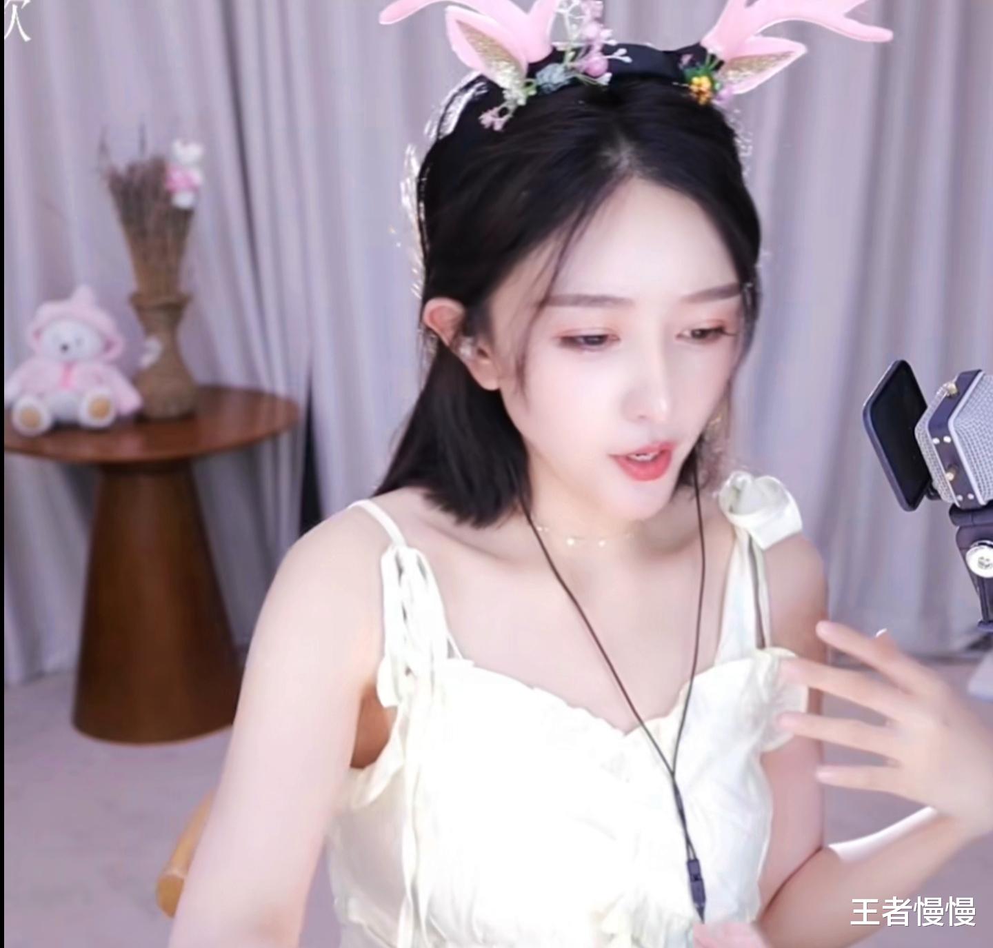 女主播|林七七穿白色吊带裙子,带上小鹿发卡清纯动人,一点不像阿姨