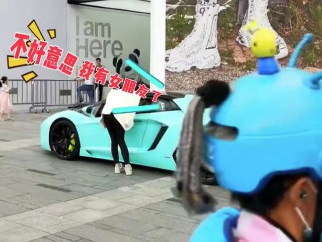 女子去和豪车里的男子搭讪,男子:我女朋友坐在副驾驶你没看到吗