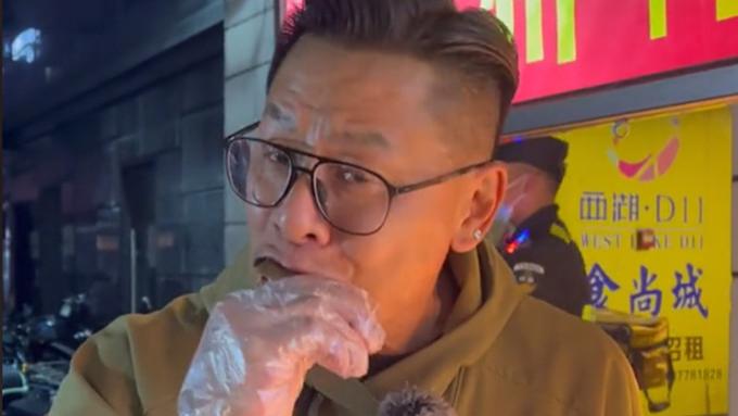 林敬刚|52岁港星逛内地夜市，路边摊大口吃鸭头接地气，目前在广东开果园