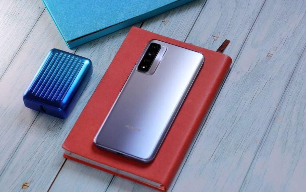 荣耀play|高性价比手机跌至千元以下，超颜值外观加持，仅949元