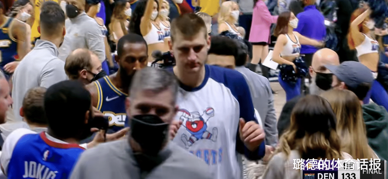 湖人隊|湖人37分慘敗，詹皇面色凝重！賽后擁抱老隊友，隨后直接回更衣室