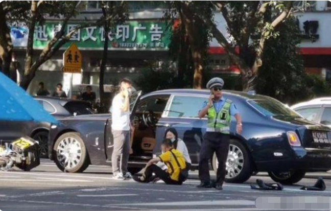 外卖小哥撞上幻影,坐地埋头痛哭,网友:为何女车主笑得那么开心?