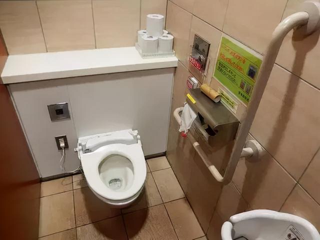 卫生纸该丢马桶还是垃圾桶？好多人都想错了，难怪厕所会那么臭