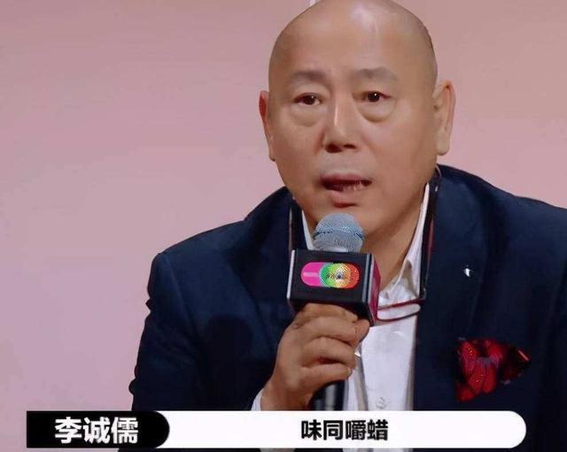 李成儒|68岁李成儒疑似移居温哥华！被粉丝偶遇大方合影，简约穿搭接地气