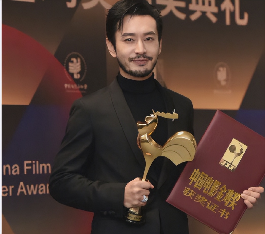 黄晓明|黄晓明20岁旧照被扒,在天安门广场欢庆香港回归,本尊幽默回应