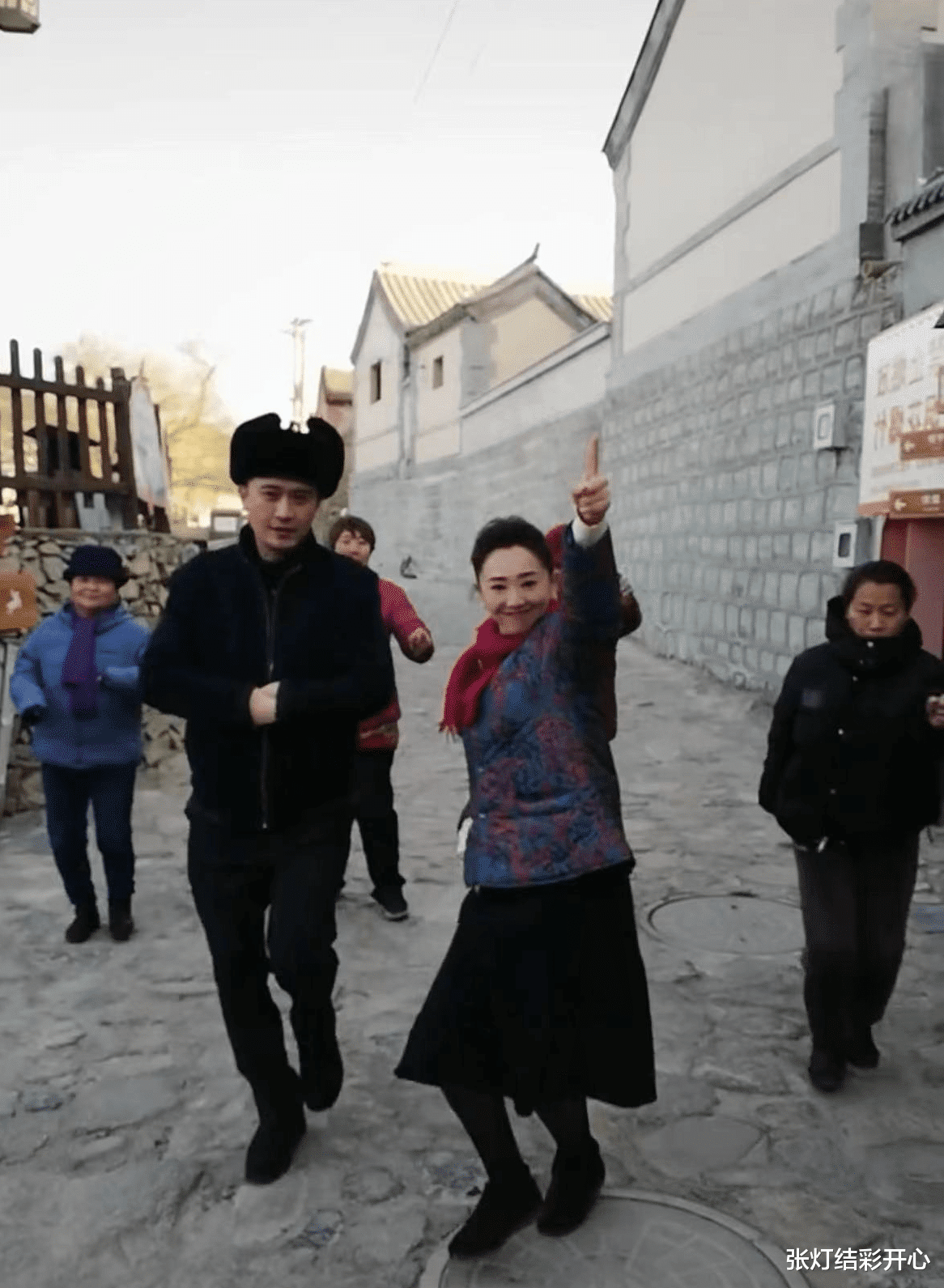 央视|央视主持低调现身农村,着装朴素与当地村民跳舞,引网友热议