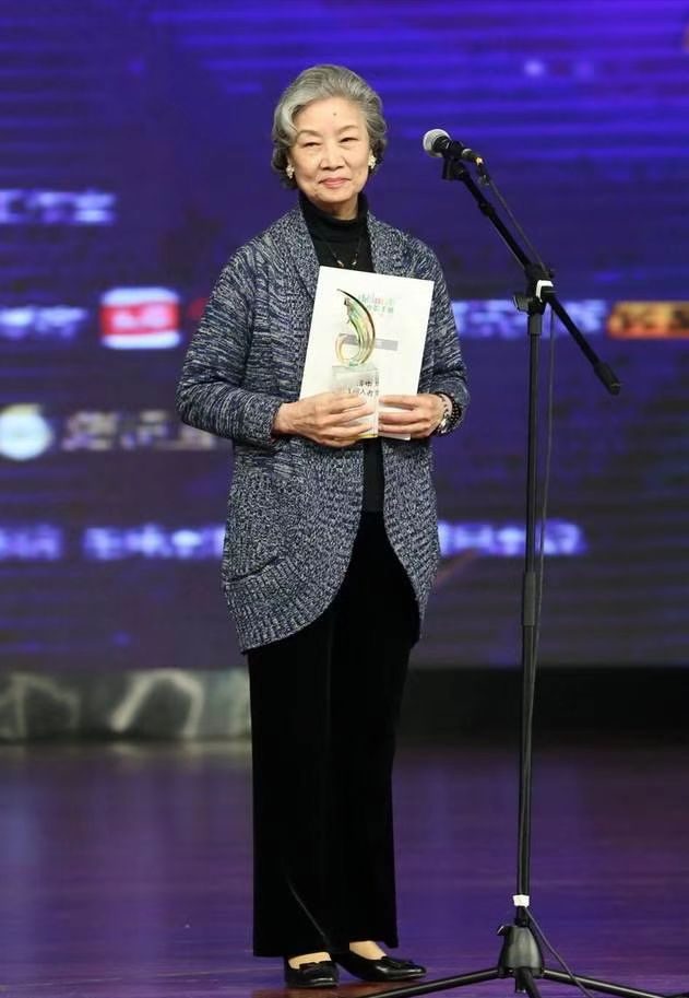 发型 女人上了年纪：请务必放弃“黑长直”，换个发型，简约打扮也高级