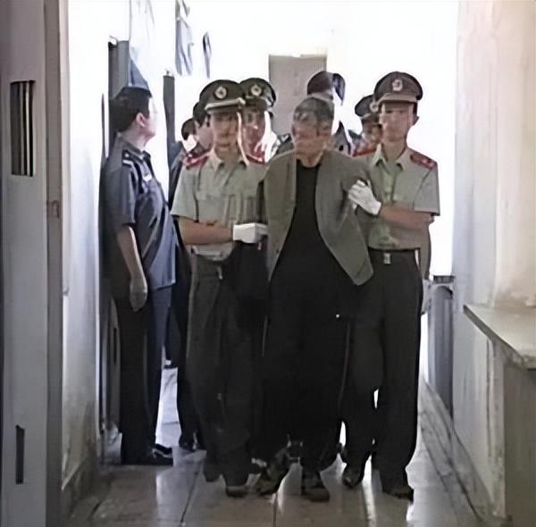 2003年,沈阳黑老大刘涌走下法庭,带到殡仪馆接受死刑前神色恍惚