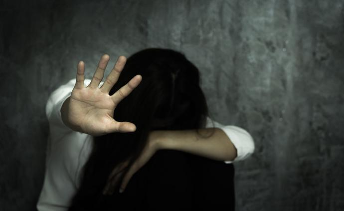 案例丨五旬老汉油菜地里猥亵幼女,22年后公诉判决刑期一年半
