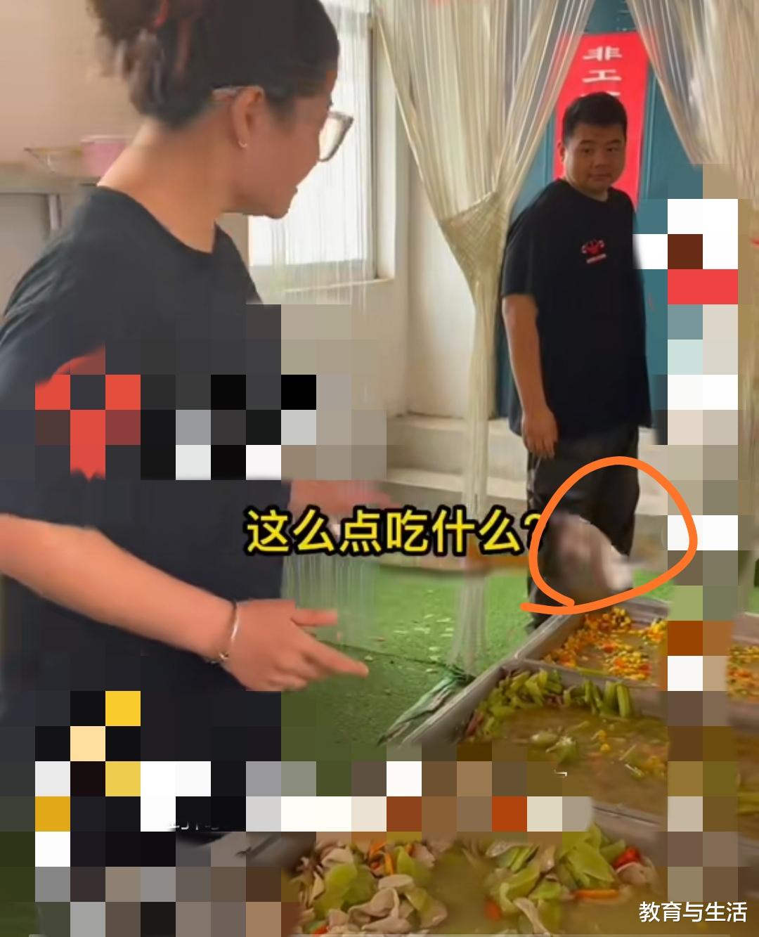 训练营女生打饭迟到被教练训怒扔饭菜:给狗吃的