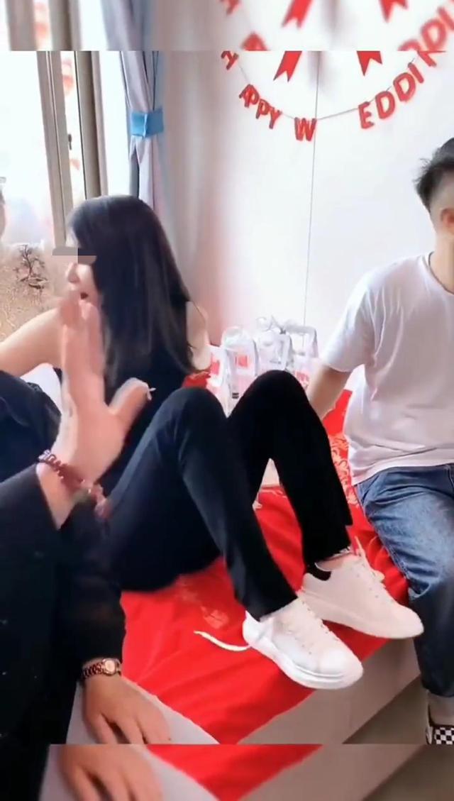 伴郎团接新娘上车,没想到妹妹情绪失控,坚决不让他们带走新娘子