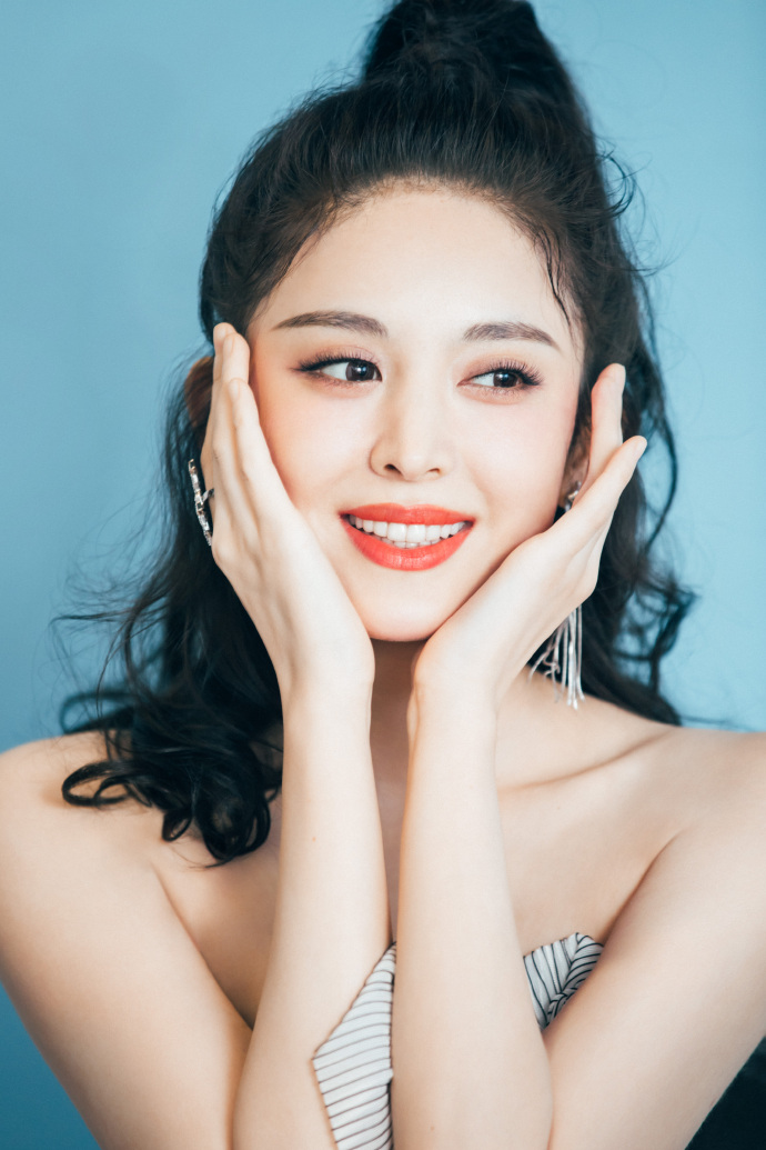 古力娜扎|回眸一笑百媚生说的就是这个时候的古力娜扎了吧。