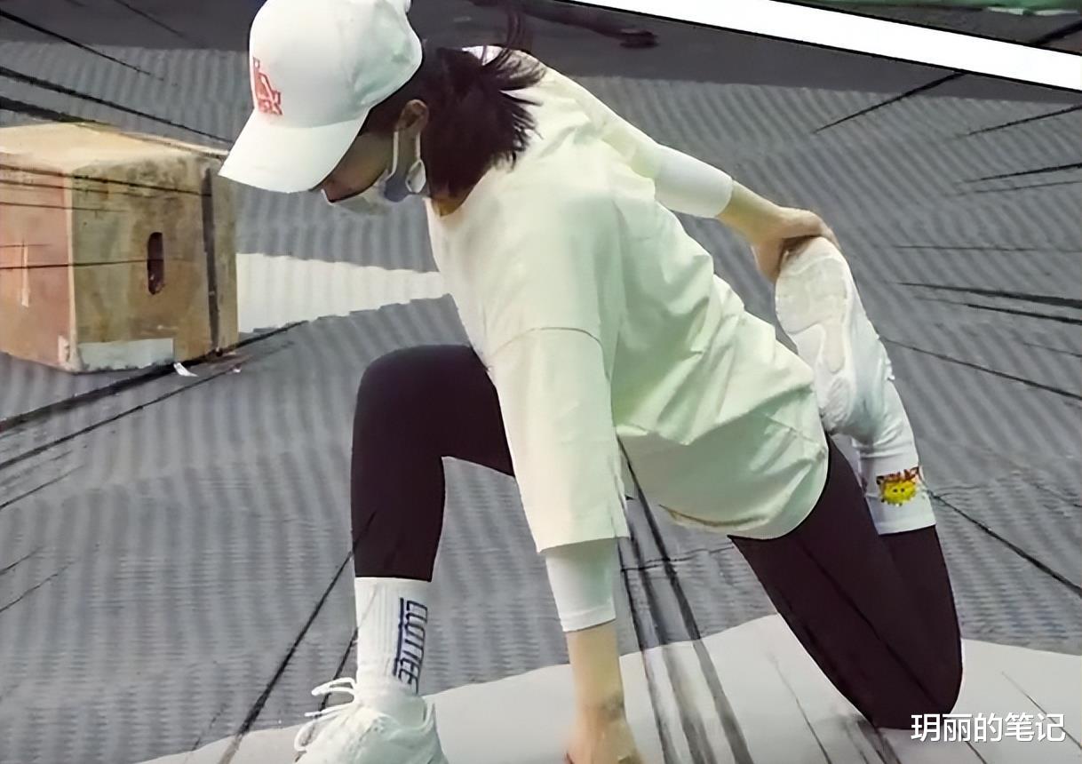 赵丽颖|赵丽颖片场练武太霸气！单手挥长棍力气巨大，跪地上拉伸不嫌脏乱