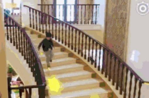 参观黄圣依住的豪宅,客厅沙发都是红木雕纹的,装修相当霸气