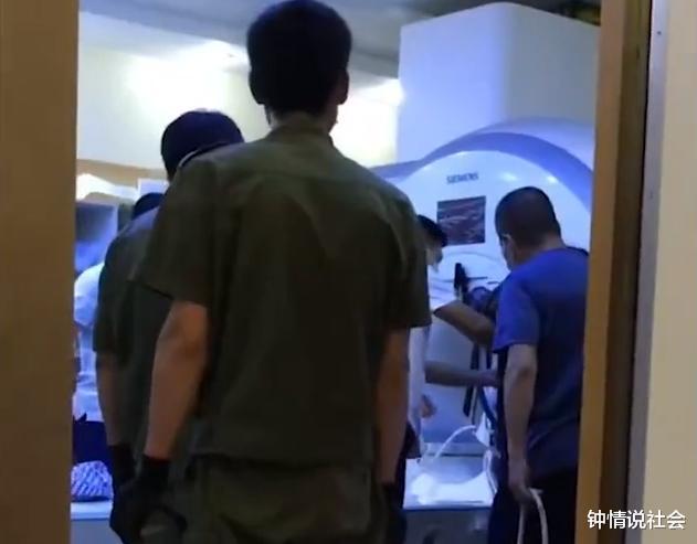 浙江一患者把轮椅带进核磁共振检测室，轮椅被吸到机器上取不下来