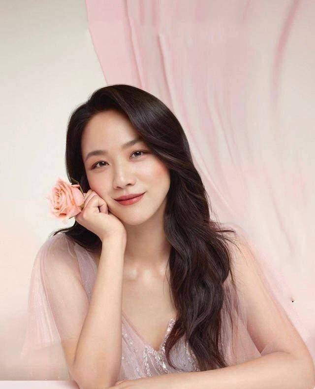 汤唯|汤唯晒一家三口合照,女儿坐中间挽爸妈手臂显温馨,力破离婚传闻