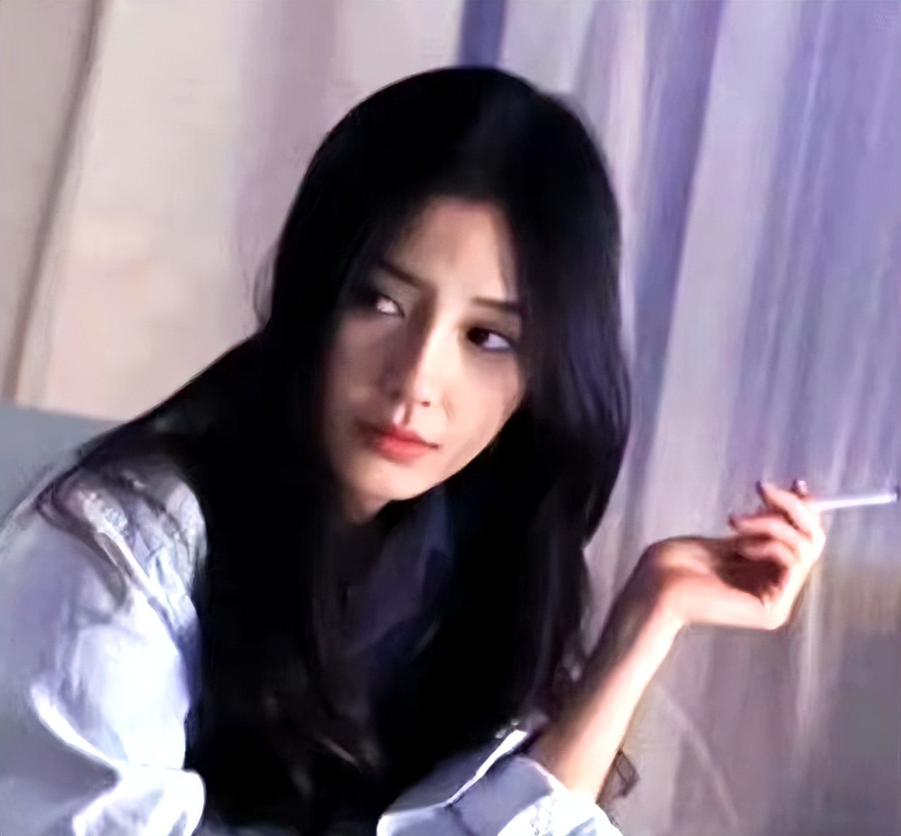 当红女星|交友不慎？Baby私下抽烟画面被放上网，拍摄者坐在她对面