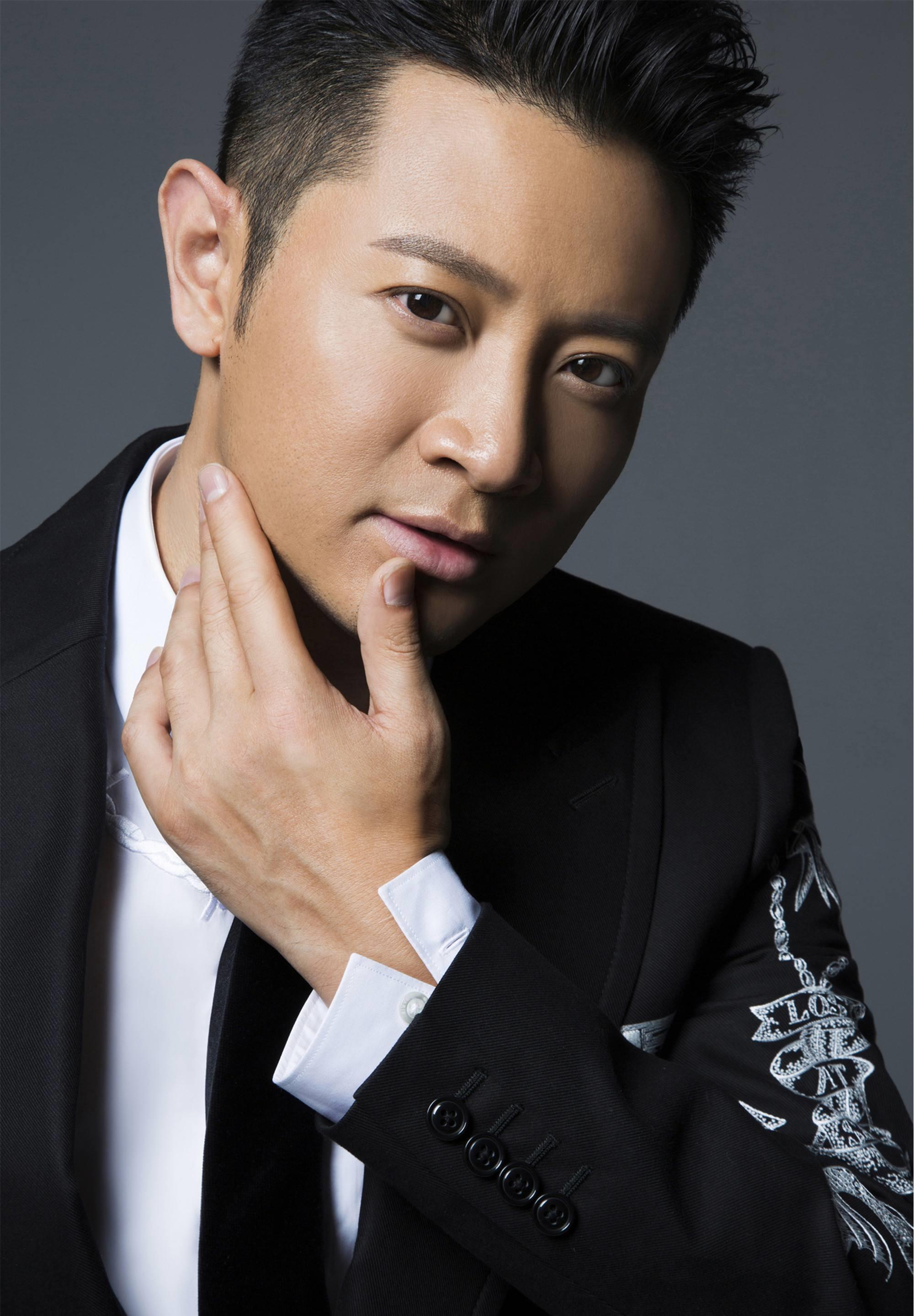 罗中旭|53岁知名歌手意外受伤！受世界杯影响去踢球，被踢中眼睛已失明