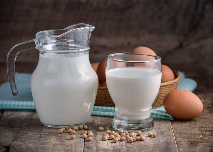 牛奶|研究20万人发现：过量喝牛奶会增加7%的死亡风险，喝多少才合适？