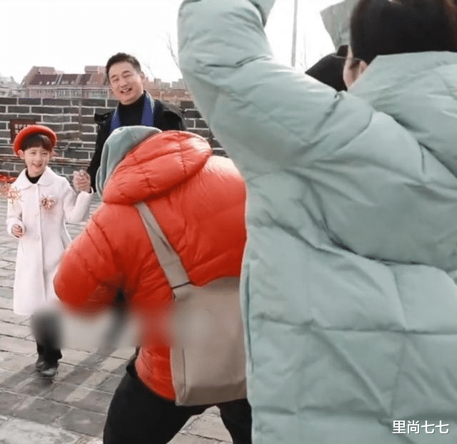 黄磊 黄磊小女儿也要出道?多套造型为冬残奥拍MV成主角,新发型却翻车