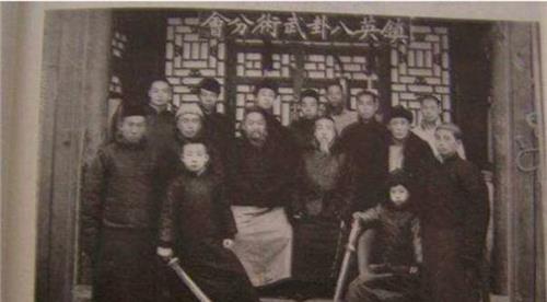 他枯瘦如柴却天生神力，出手必伤人，一生比武没有败绩，名字耳熟