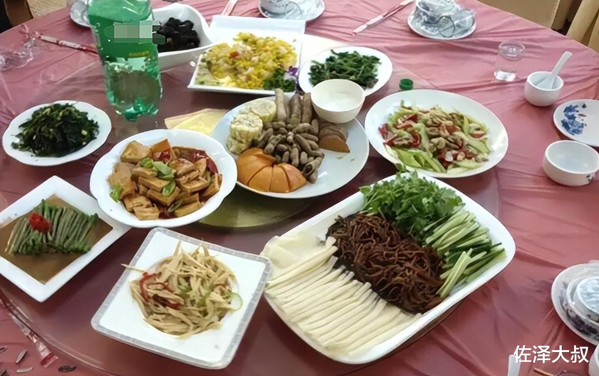 河北一男子随礼300元去吃席，菜上桌顿时心凉，吃回10块钱算我输