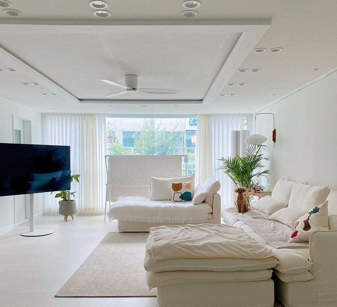 果然客厅大就是任性,一地多用,不仅是健身房,还能在这露营!