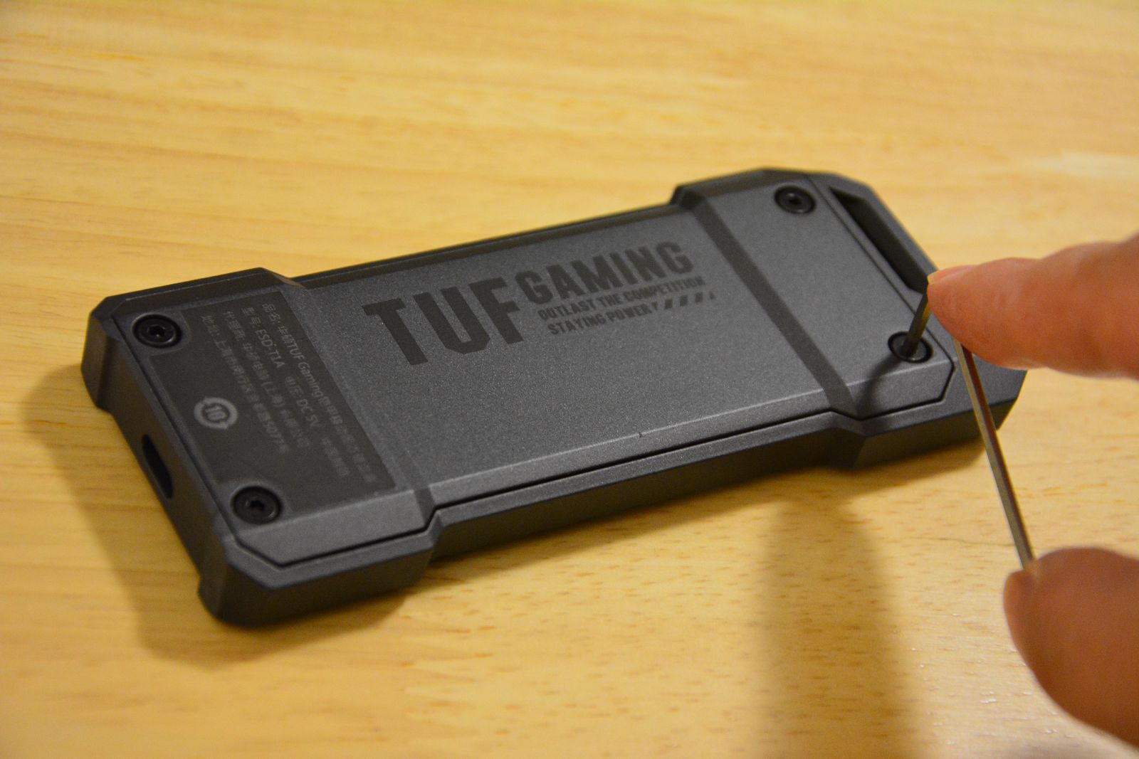 ssd|重装上阵！SSD有了铠甲当所向无敌，华硕TUF铠甲移动硬盘盒体验