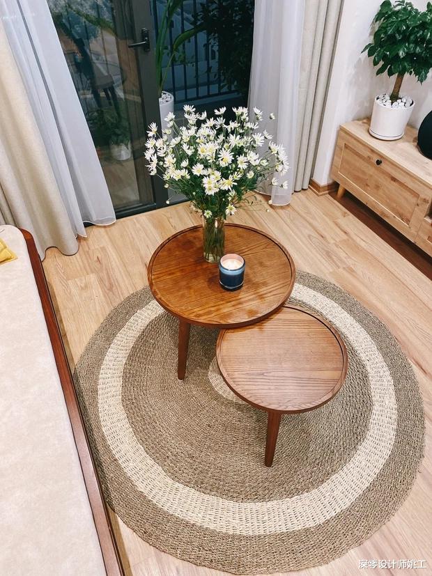 62㎡在装修上力求简洁，以奶油色打底搭配藤编，温馨舒适又简洁