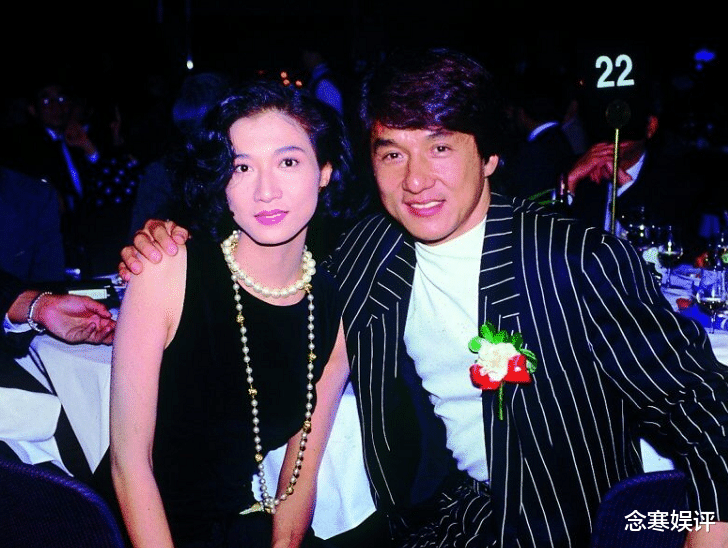 腮红|成龙私生女领救济粮出后续，妻子Andi曝光住所，简陋狭小像群租房