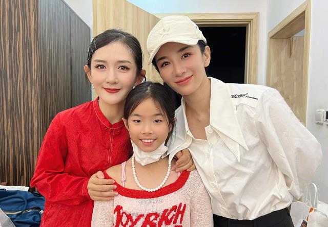 谢娜|谢娜：话剧首演引关注，李晨等圈内9位艺人亲临现场独缺好友何炅